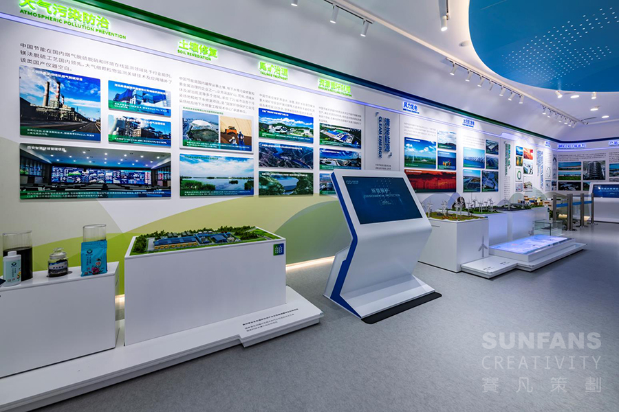 展廳設(shè)計(jì)是一項(xiàng)比較專業(yè)工作，也是一個比較有挑戰(zhàn)的工作，更是一個具有藝術(shù)感的工作。很多企業(yè)在宣傳時(shí)都愿意選擇企業(yè)展廳的形式，通過企業(yè)展廳設(shè)計(jì)可以全面多維的為客戶介紹企業(yè)的歷史發(fā)展、文化沉淀、產(chǎn)品系列、人文精神、社會責(zé)任等信息，充分了解企業(yè)，增加信任度，獲得合作機(jī)會。因此在選擇展廳設(shè)計(jì)公司時(shí)比較重要，今天賽凡策劃就來總結(jié)幾個選擇展廳設(shè)計(jì)公司的技巧，輕松選擇好伙伴。