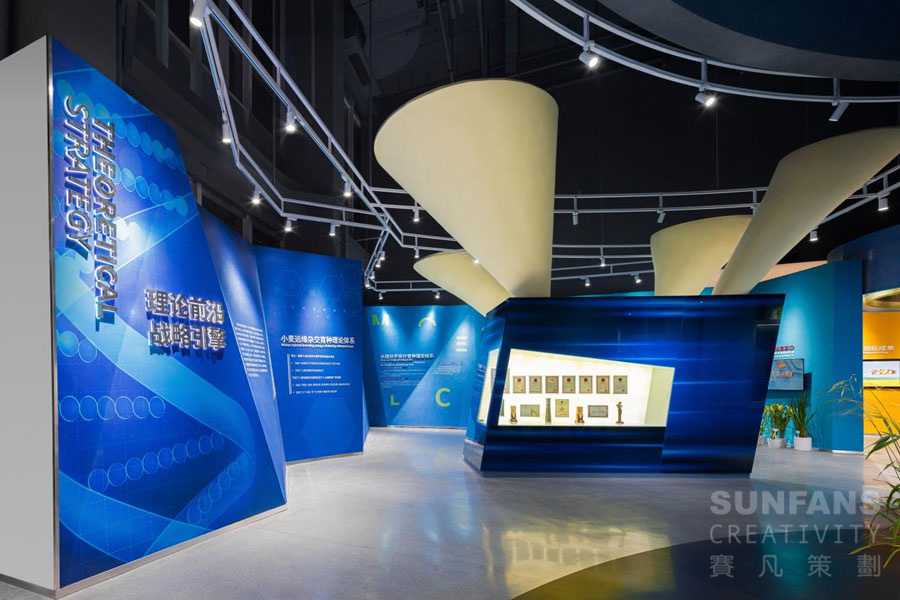 展廳設(shè)計中墻面的處理方法，這一點很贊，結(jié)實好用